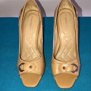 Vigotti: camel peep-toe shoes with wood-like heels